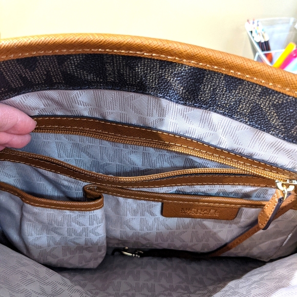 Michael Kors Jet Set Large Snap Pocket Tote - Picture 6 of 13